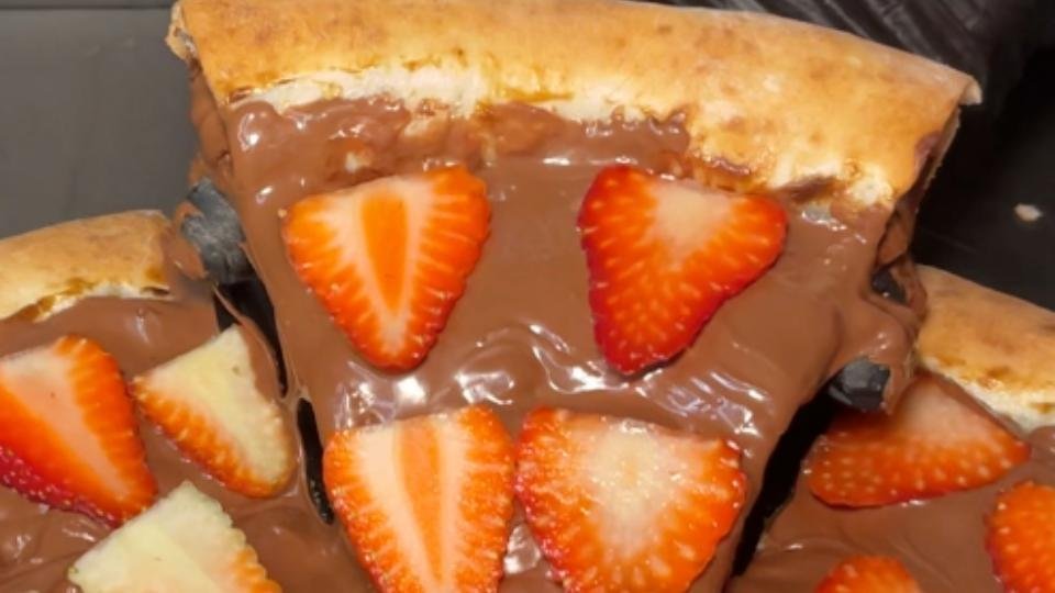 Chocolate com Morango Santa Pizza Dourados